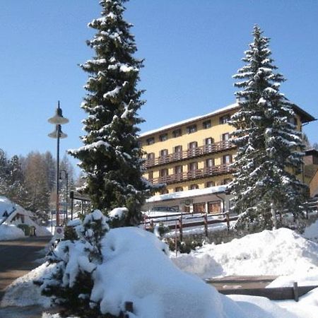 Hotel des Alpes Folgaria Buitenkant foto