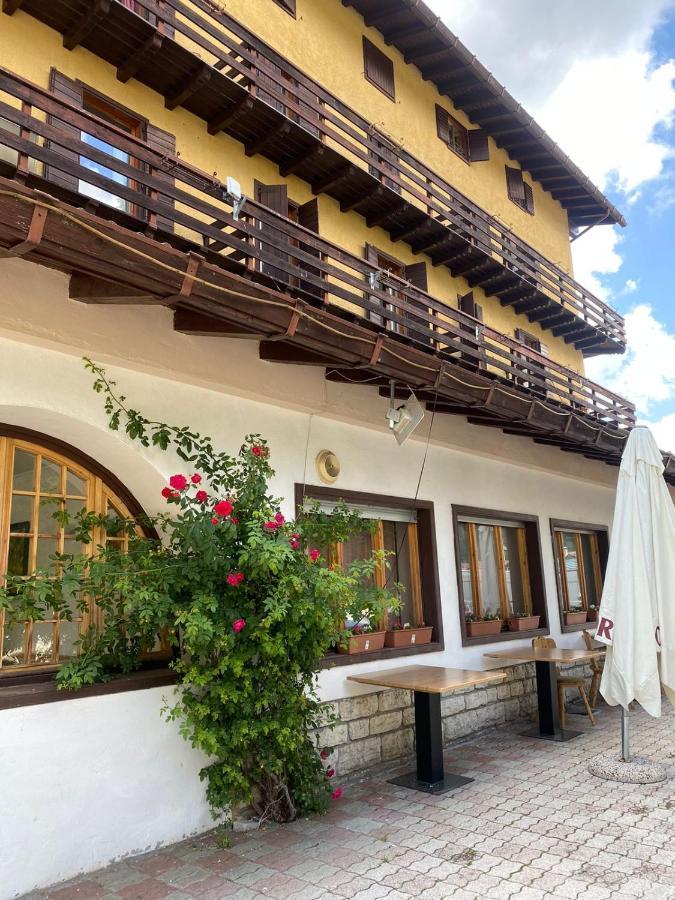 Hotel des Alpes Folgaria Buitenkant foto