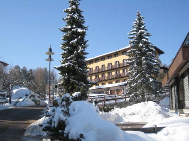 Hotel des Alpes Folgaria Buitenkant foto