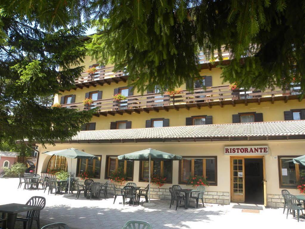Hotel des Alpes Folgaria Buitenkant foto